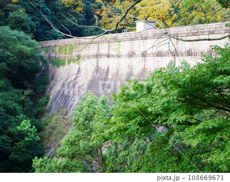 放水路ダムのある風景 108669671