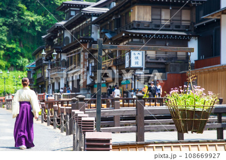 夏の銀山温泉 108669927