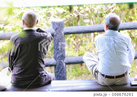 老後　ベンチに座る 108670261