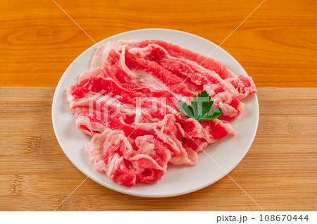 皿に盛った牛肉 108670444
