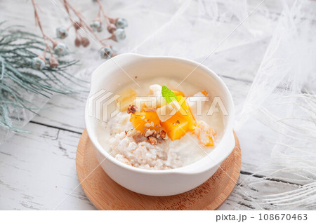 ヨーグルトのオートミールボウル 108670463