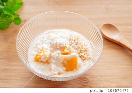 オートミールパパイヤヨーグルト 108670472