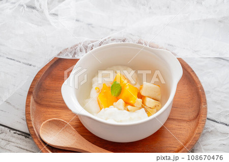 パパイヤとバナナのヨーグルトデザート 108670476