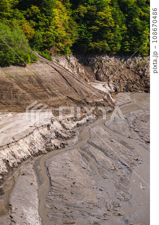 雨不足でむき出しになった梓湖の底 108670486