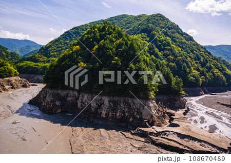 前川渡大橋からの奈川渡ダムの湖底 108670489