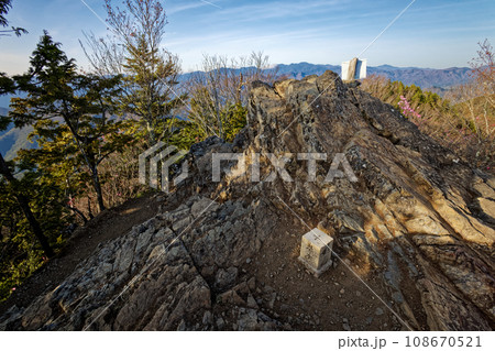 春の両神山山頂から見る奥秩父の山並み 春の両神山山頂から見る奥秩父の山並み 108670521
