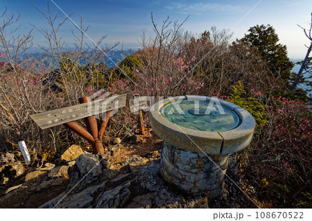 アカヤシオツツジ咲く両神山山頂 108670522