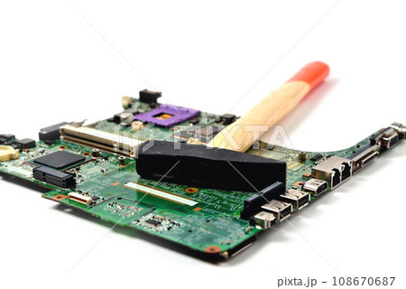 The hammer lies on the old chip from the laptop 108670687