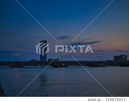 新潟市　信濃川左岸からの朝 108670851