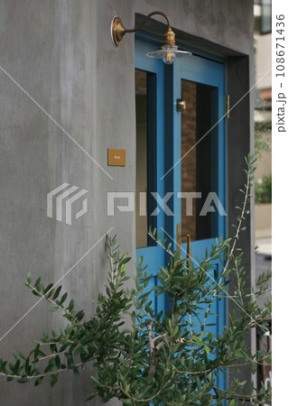 レストランのドア レストランのドア 108671436