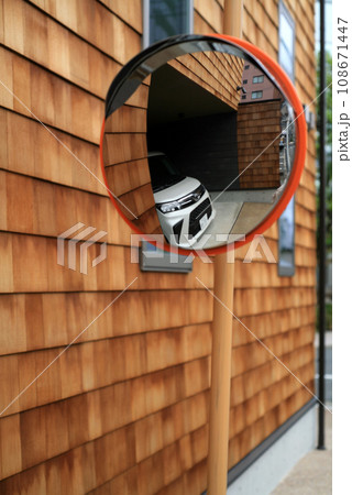 鎧塀の建物とカーブミラー 鎧塀の建物とカーブミラー 108671447