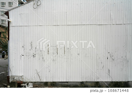 トタン壁の建物 トタン壁の建物 108671448