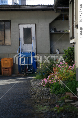 農家の物置小屋 108671466