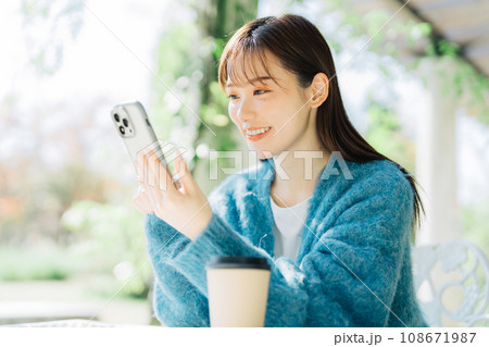 テラスでスマホを見る女性 テラスでスマホを見る女性 108671987