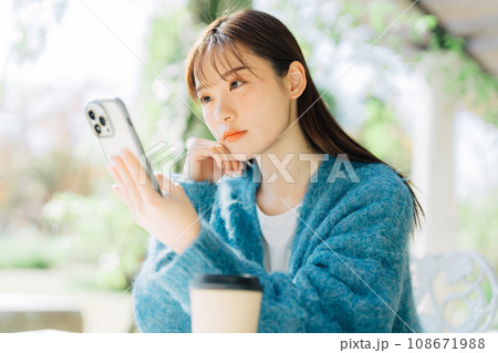 テラスでスマホを見る女性 テラスでスマホを見る女性 108671988