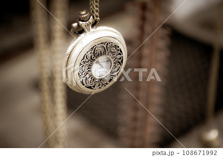 アンティークの懐中時計 108671992