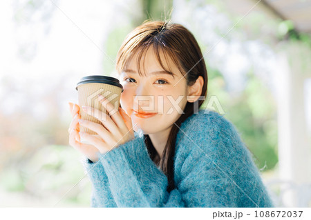 テラスでコーヒーを飲む女性 108672037