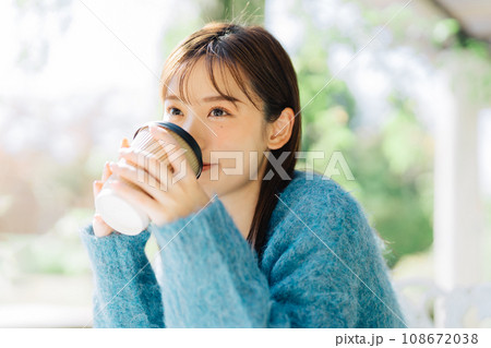 テラスでコーヒーを飲む女性 108672038