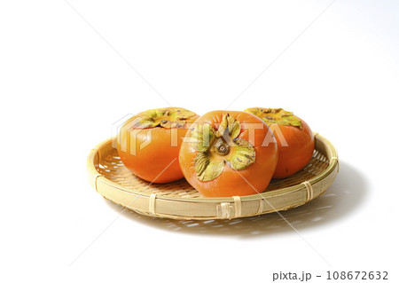 ザルに盛られた愛知県豊橋市産の次郎柿 108672632