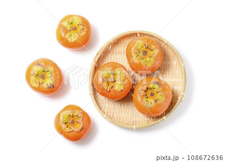 ザルに盛られた愛知県豊橋市産の次郎柿 108672636