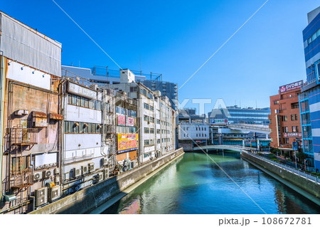 日本の横浜都市景観 11月。横浜駅前の飲み屋街裏側。幸橋から横浜駅に入る相鉄線などを望む=8日 日本の横浜都市景観 11月。横浜駅前の飲み屋街裏側。幸橋から横浜駅に入る相鉄線などを望む=8日 108672781