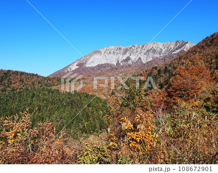 2023年秋　鍵掛峠から見る大山南壁の眺望 108672901