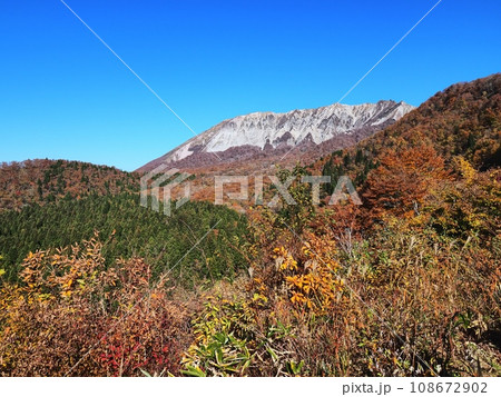 2023年秋　鍵掛峠から見る大山南壁の眺望 108672902