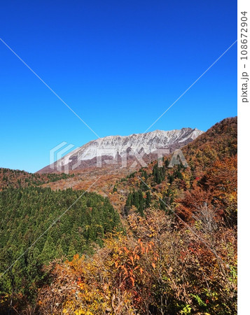 2023年秋　鍵掛峠から見る大山南壁の眺望 108672904