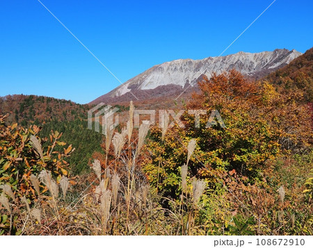 2023年秋　鍵掛峠から見る大山南壁の眺望 108672910