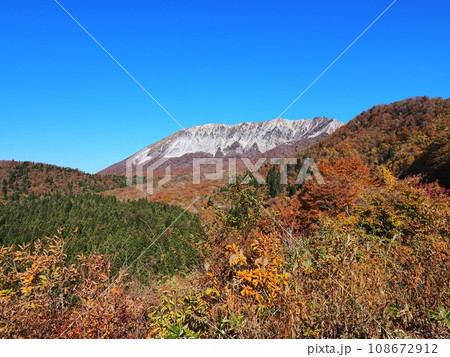 2023年秋　鍵掛峠から見る大山南壁の眺望 108672912