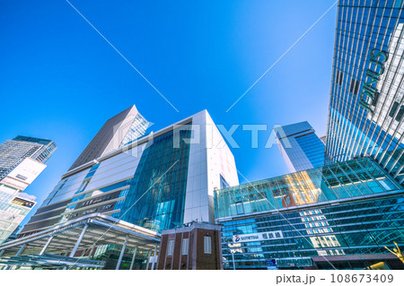 日本の横浜都市景観 11月・リニューアルされた広場から、横浜駅やJR横浜タワーなどを望む 108673409