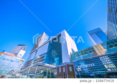 日本の横浜都市景観 11月・リニューアルされた広場から、横浜駅やJR横浜タワーなどを望む 108673410