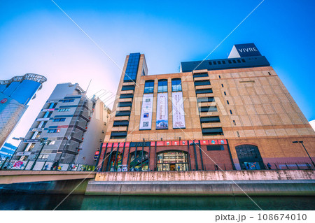 日本の横浜都市景観 11月。横浜駅前・横浜ビブレなどを望む 日本の横浜都市景観 11月。横浜駅前・横浜ビブレなどを望む 108674010