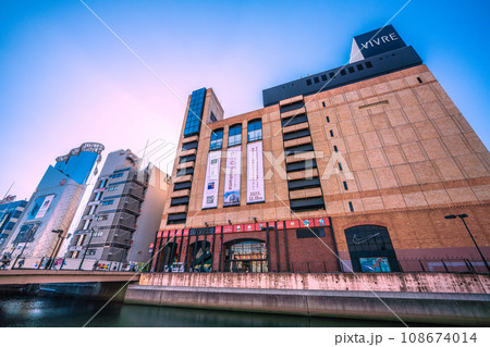 日本の横浜都市景観 11月。横浜駅前・横浜ビブレなどを望む 108674014