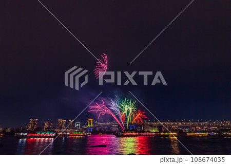 お台場レンボー花火 東京夜景 お台場レンボー花火 東京夜景 108674035