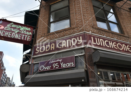 ニューヨークのレトロな看板 108674214