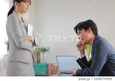 相談しても答えがなかなか出ない上司_待ちくたびれたビジネスウーマン1 108674905