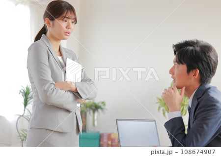 意見が分かれて口論する部下と上司2 意見が分かれて口論する部下と上司2 108674907