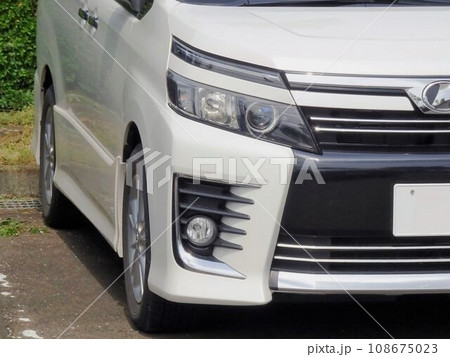 自動車イメージ　トヨタ3代目ヴォクシー前期型のフロントマスク 108675023