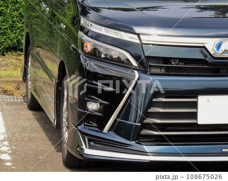 自動車イメージ　トヨタ3代目ヴォクシー後期型のフロントマスク 108675026