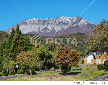 秋の奥大山の風景　御机地区から見る秋の風景 108675041