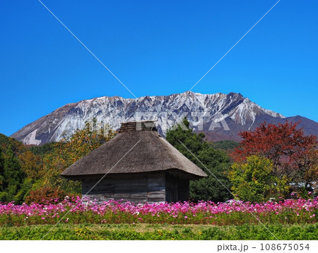 秋の奥大山の風景　御机の茅葺小屋 108675054