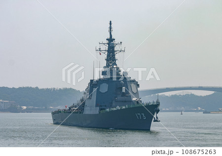 航行する海上自衛隊のイージス護衛艦 航行する海上自衛隊のイージス護衛艦 108675263