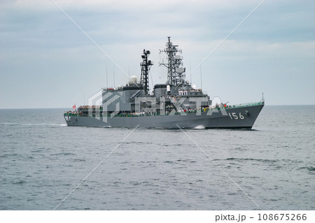 航行する海上自衛隊の護衛艦 航行する海上自衛隊の護衛艦 108675266