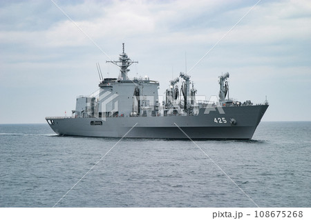 航行する海上自衛隊の補給艦 108675268