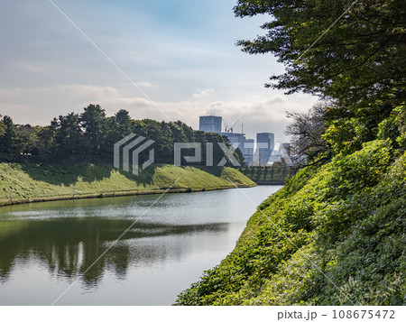 東京都市風景　皇居の内堀（半蔵濠）から望む国会議事堂とビル群 108675472