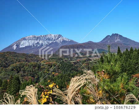 内海乢から見る秋の大山と烏ヶ山 108676229