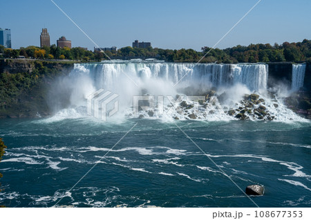 水しぶきをあげるナイアガラの滝 108677353