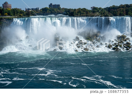 水しぶきをあげるナイアガラの滝 水しぶきをあげるナイアガラの滝 108677355