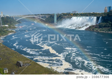 ナイアガラの滝にかかる虹 108677366